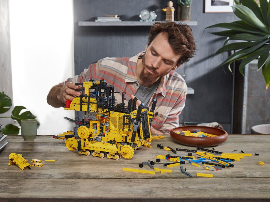 LEGO Cat D11 Bulldozer 42131 – Retired & Sealed