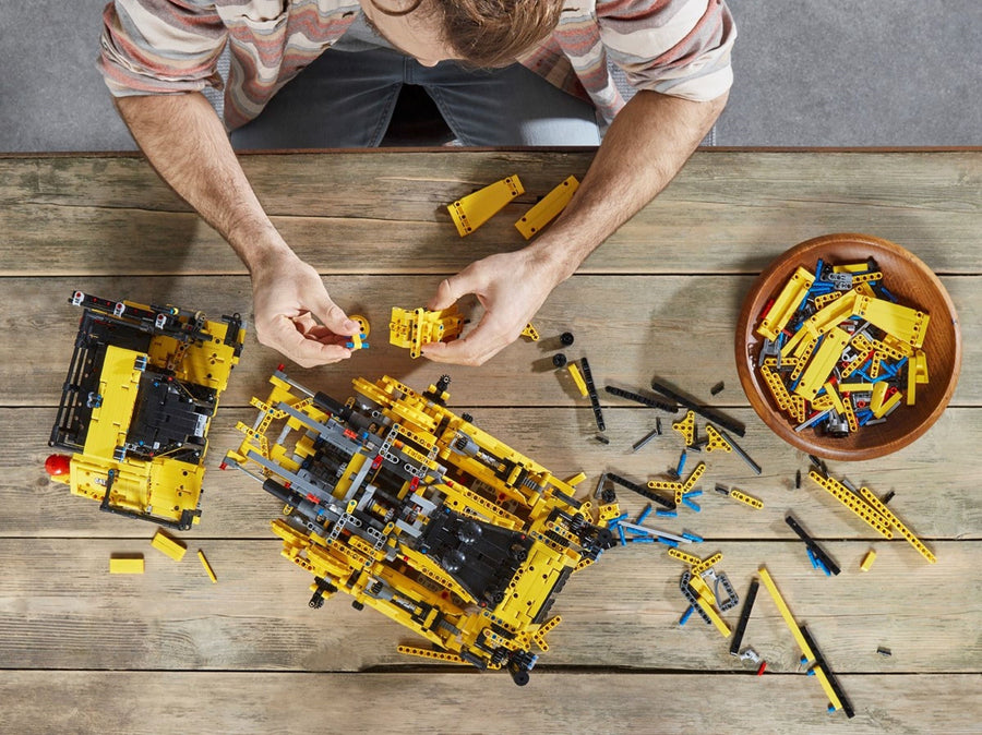 LEGO Cat D11 Bulldozer 42131 – Retired & Sealed